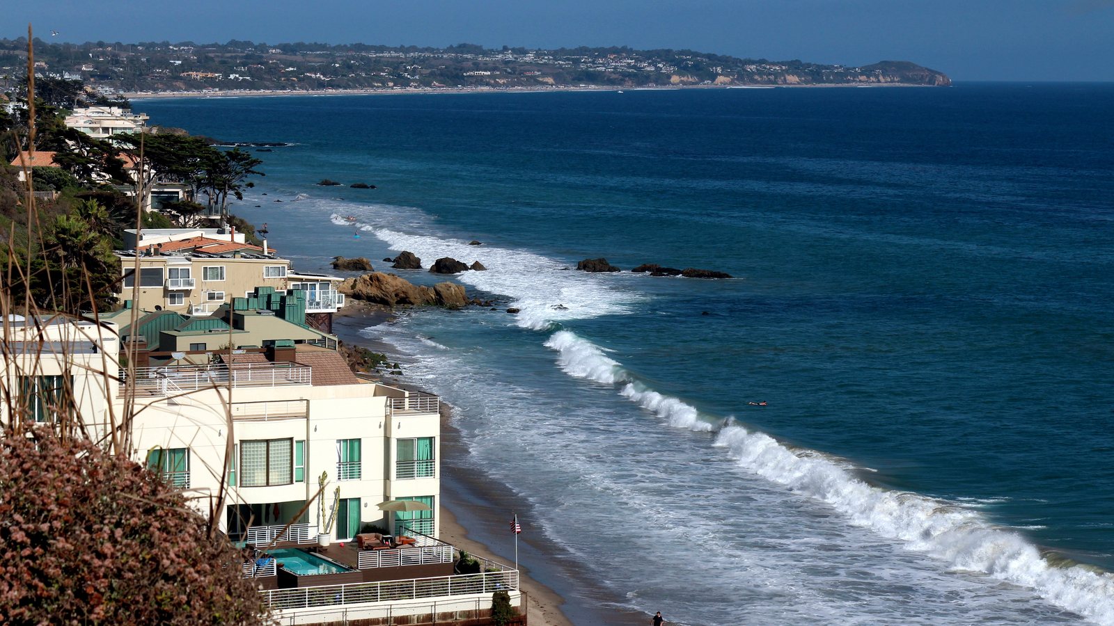 Imagine generală: coasta din Malibu, California. Nu e casa din știre.