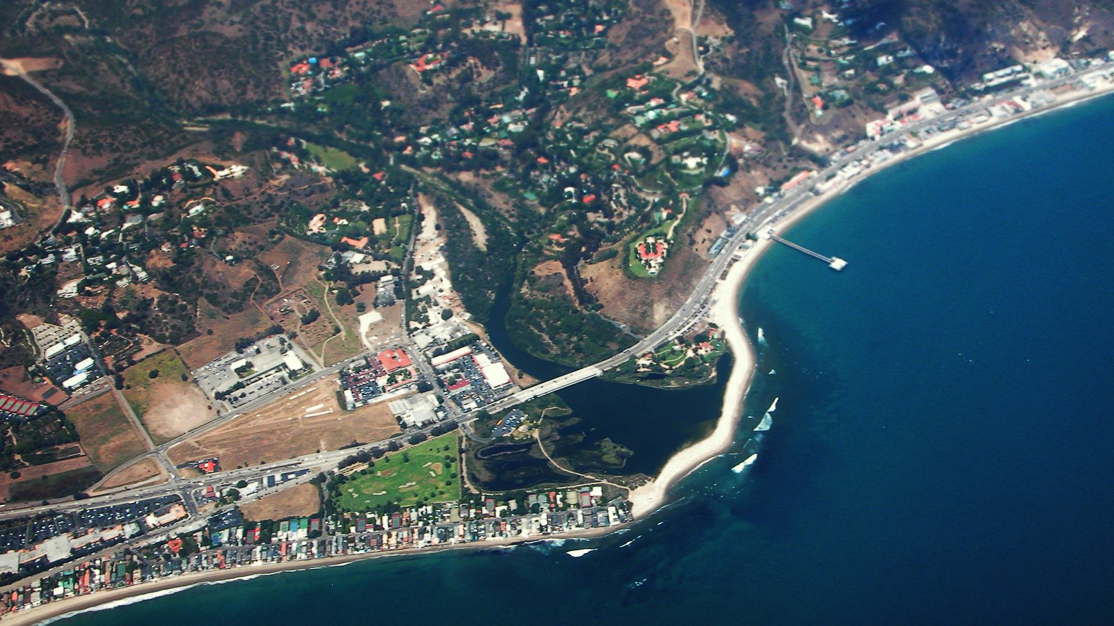 Imagine generală: Malibu, văzut din avion. Nu e casa din știre.