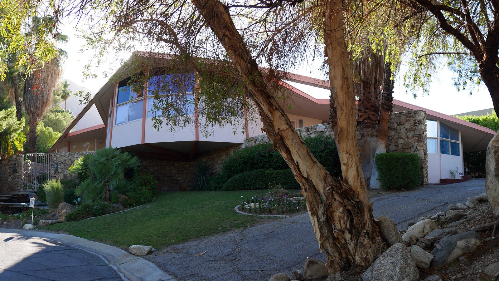 Casa de lună de miere a lui Elvis din Palm Springs, în 2015 — înainte de renovare