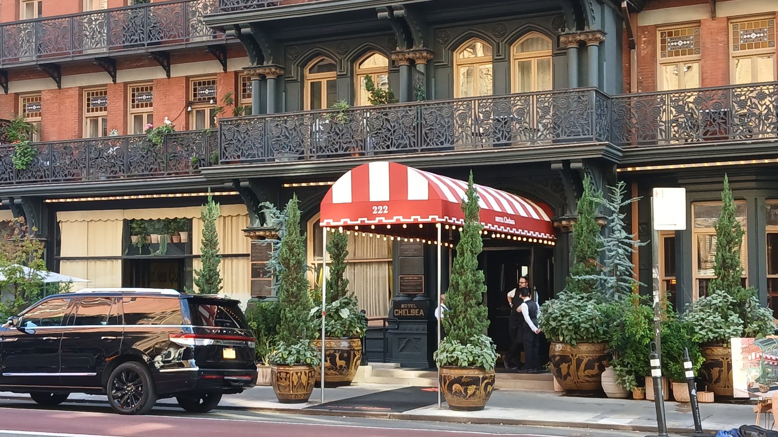 Intrarea Hotelului Chelsea, New York, în august 2025