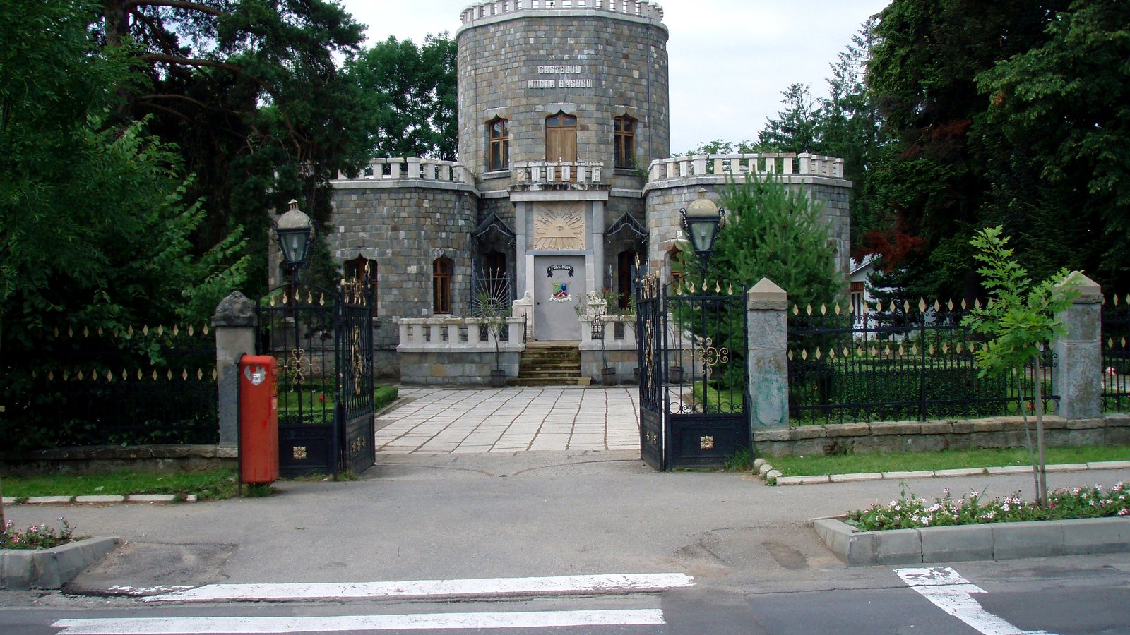 Castelul Iulia Hasdeu din Câmpina, în 2011, înainte de restaurare