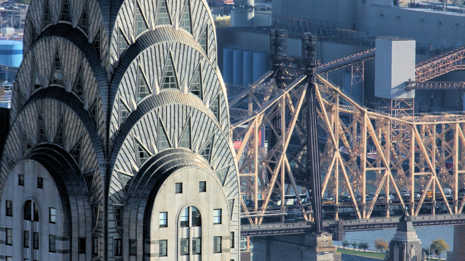 Vârful Turnului Chrysler și podul Queensboro, New York, în 2010
