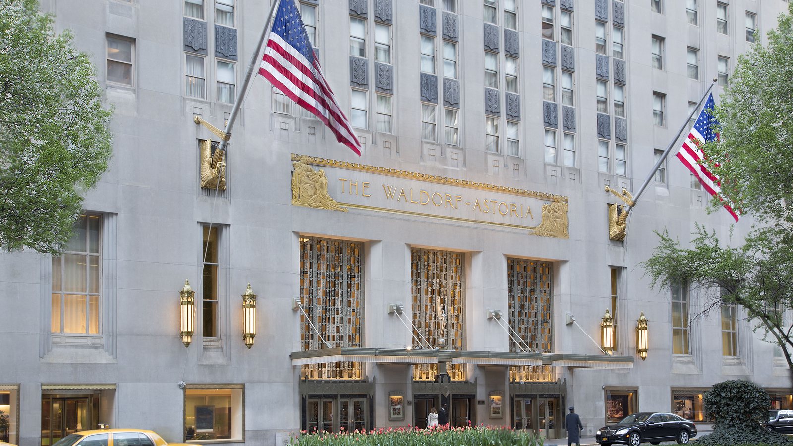 Intrarea Waldorf Astoria din Park Avenue, New York, în 2013