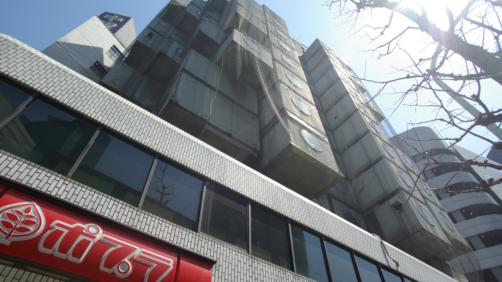 Turnul Nakagin din Tokyo, în 2019, înainte de demolare