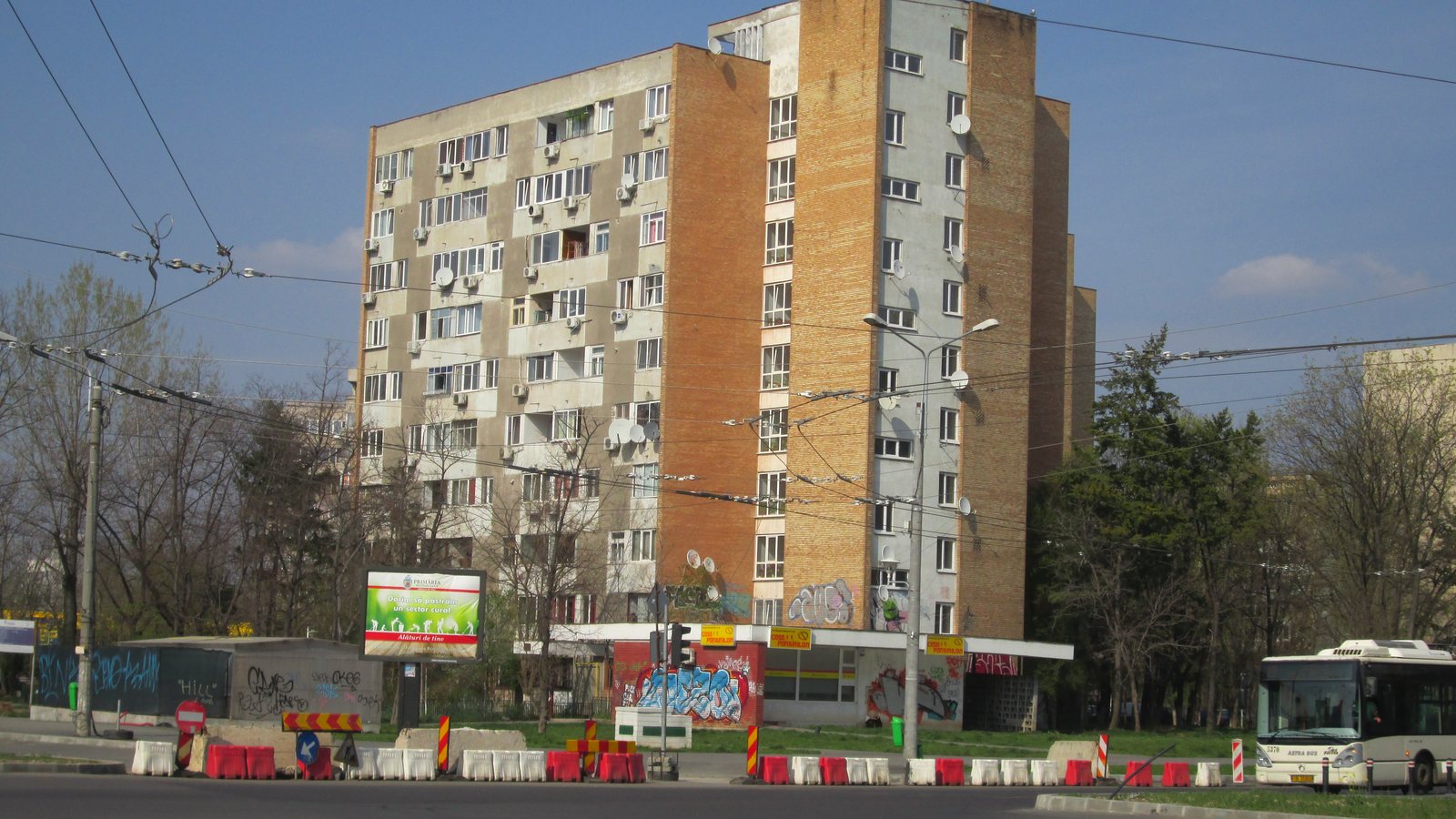 Imagine generală: un bloc din Drumul Taberei, București. Nu e o locuință din știre.