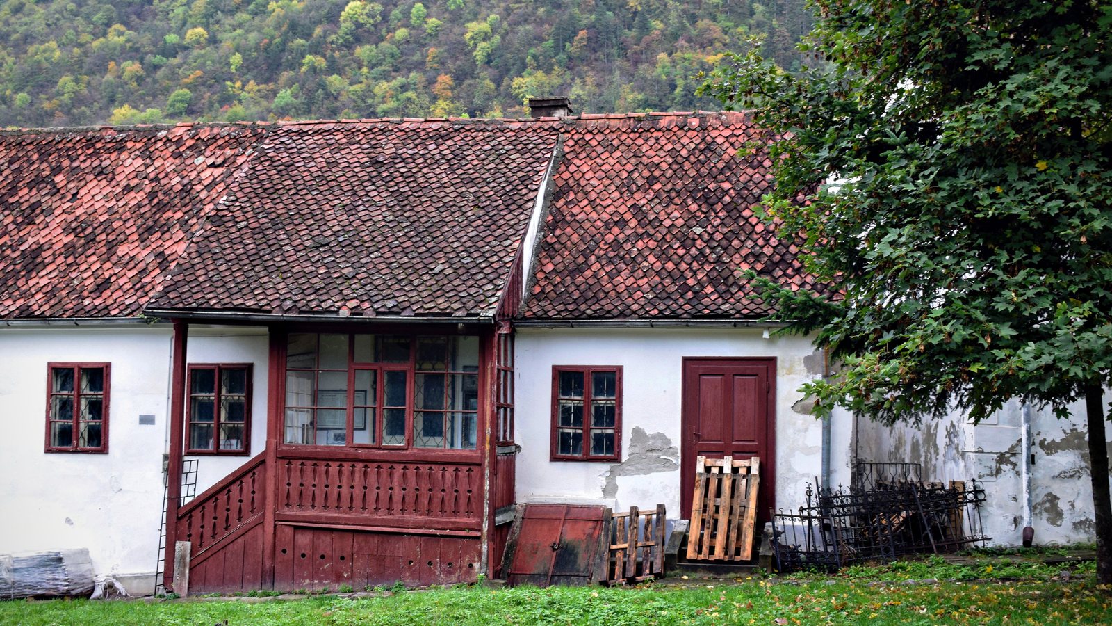Imagine generală: o casă veche din Brașov. Nu e o locuință din știre.